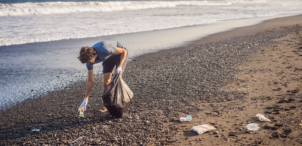 D&aacute; para entrar no mar? Buscas sobre praias impr&oacute;prias para banho crescem em 243%, aponta pesquisa