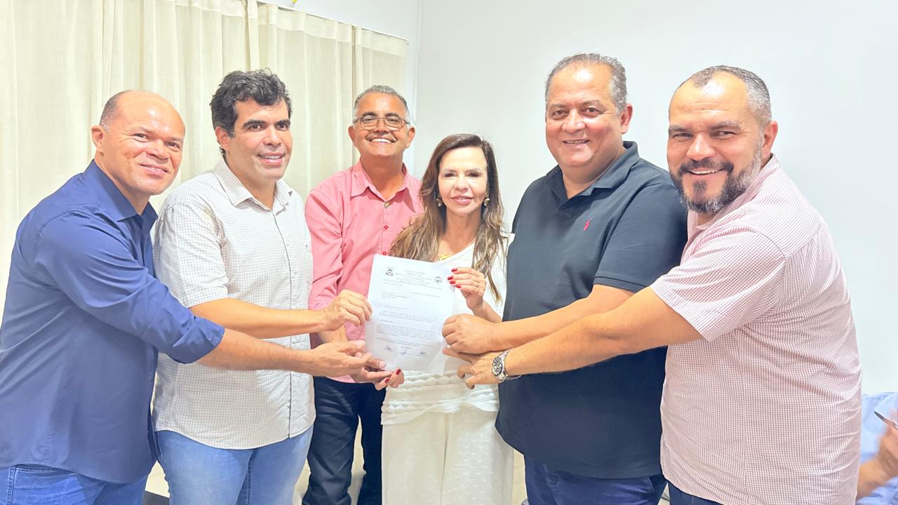 Prefeito de Nova Rosal&acirc;ndia protocola pleitos junto a senadores e deputado federal durante evento regional