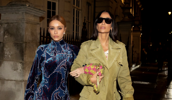 Silvia Braz e Maria Braz prestigiam desfile da Burberry na London Fashion Week