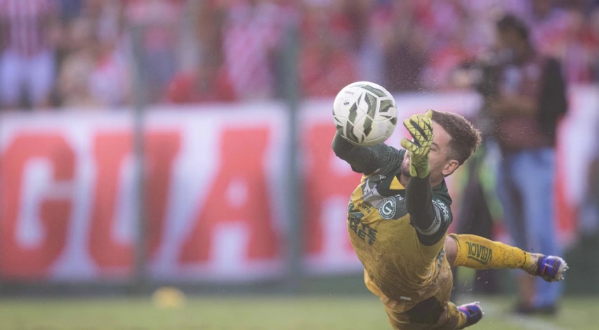 Goi&aacute;s elimina Anapolina nos p&ecirc;naltis e vai &agrave; final do Campeonato Goiano