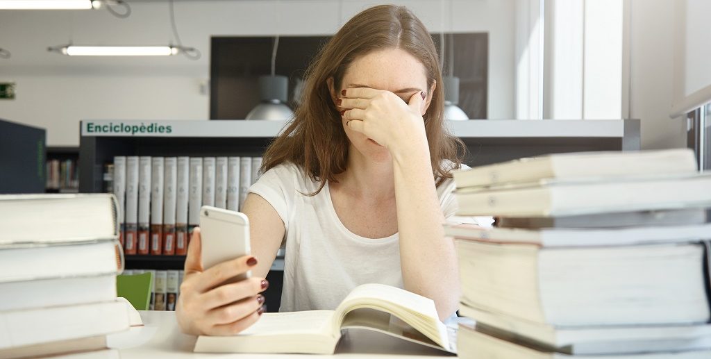 Excesso de est&iacute;mulos digitais dificulta o aprendizado e faz jovens evitarem pedir ajuda