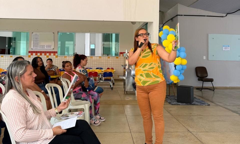 Unidades escolares de Palmas orientam fam&iacute;lias sobre cuidados com livros did&aacute;ticos
