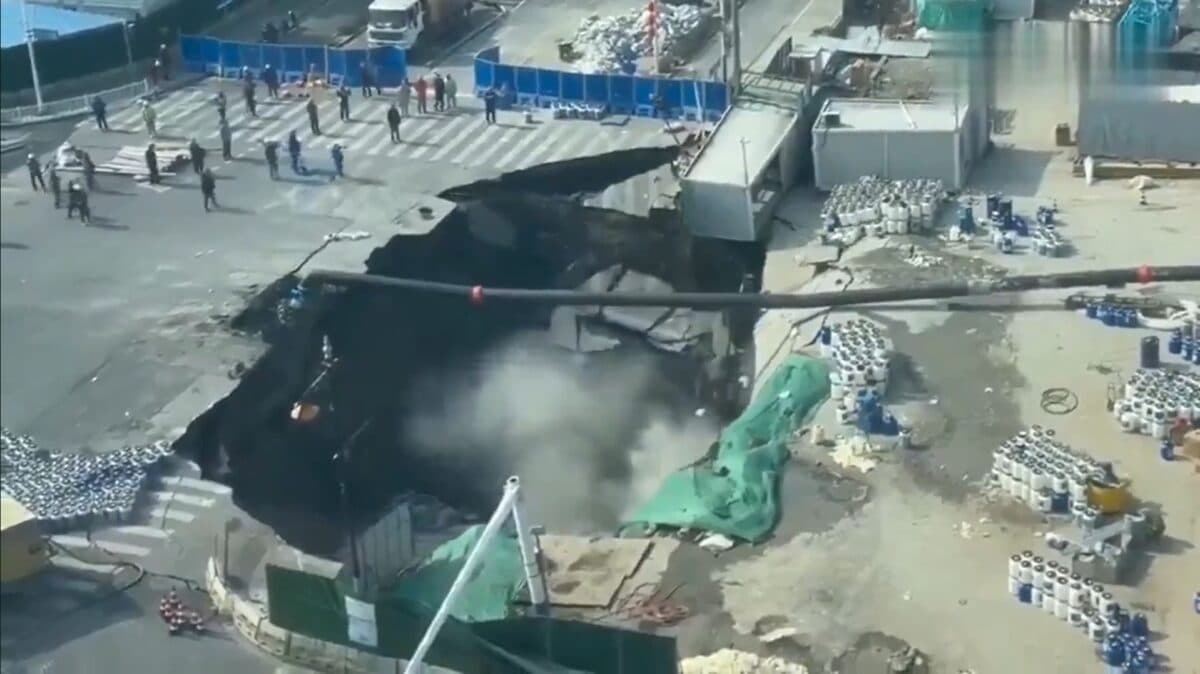 Cratera se abre em cruzamento de Xangai, na China, e paralisa tr&acirc;nsito em &aacute;rea de obras; veja v&iacute;deo