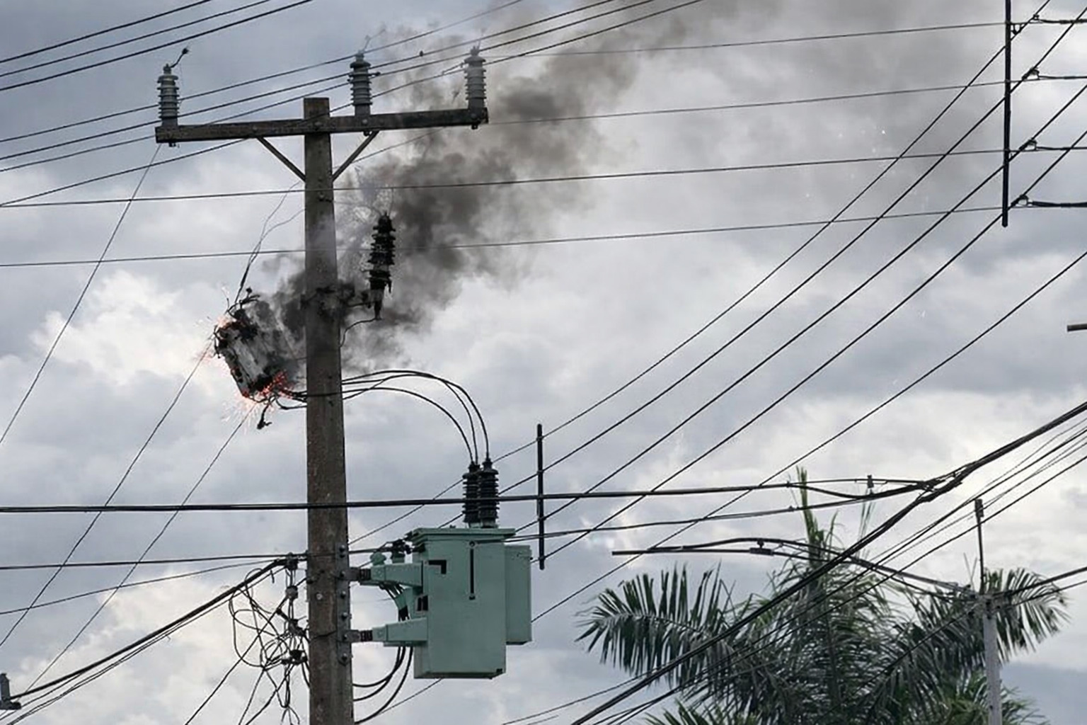 Explos&otilde;es em medidores ap&oacute;s falhas na rede el&eacute;trica causam preju&iacute;zos a moradores em Marian&oacute;polis TO