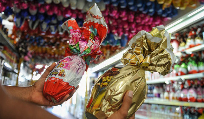 P&aacute;scoa com seguran&ccedil;a: &oacute;rg&atilde;o alerta sobre brinquedos dentro de ovos de chocolate