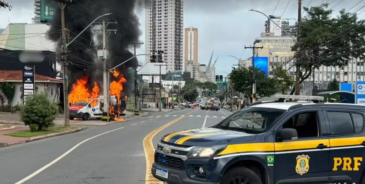 Ambul&acirc;ncia pega fogo em Goi&acirc;nia enquanto transportava crian&ccedil;a cadeirante