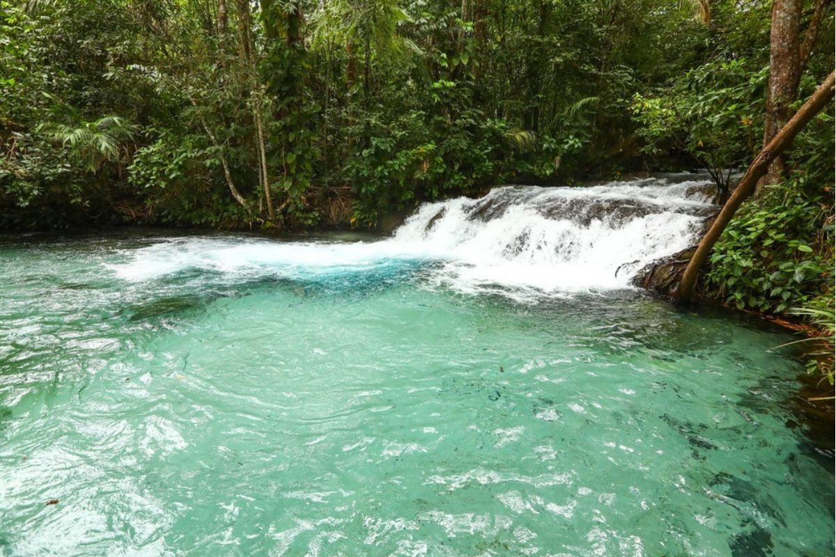 Cachoeira de &aacute;guas incrivelmente transparentes forma piscina natural azul-esverdeada considerada uma das mais bonitas do pa&iacute;s