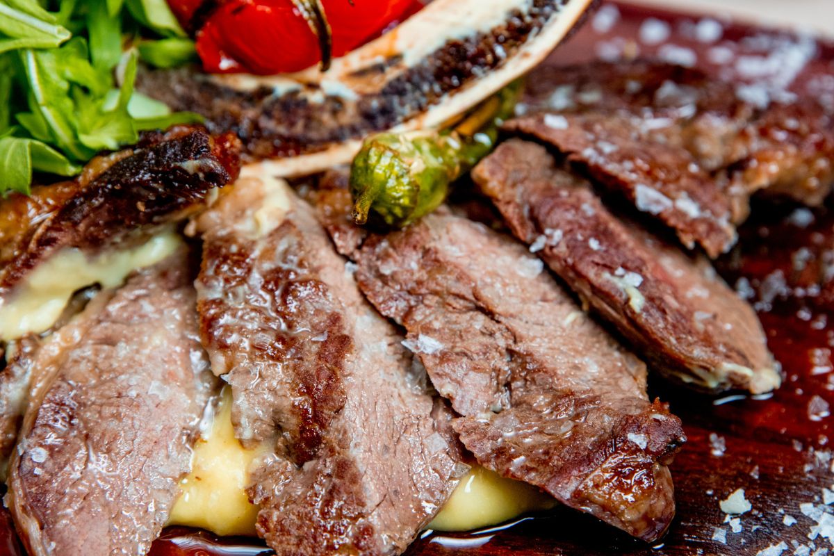 Parece carne dura, mas &eacute; suculenta: o corte barato que surpreende no churrasco quando bem preparado