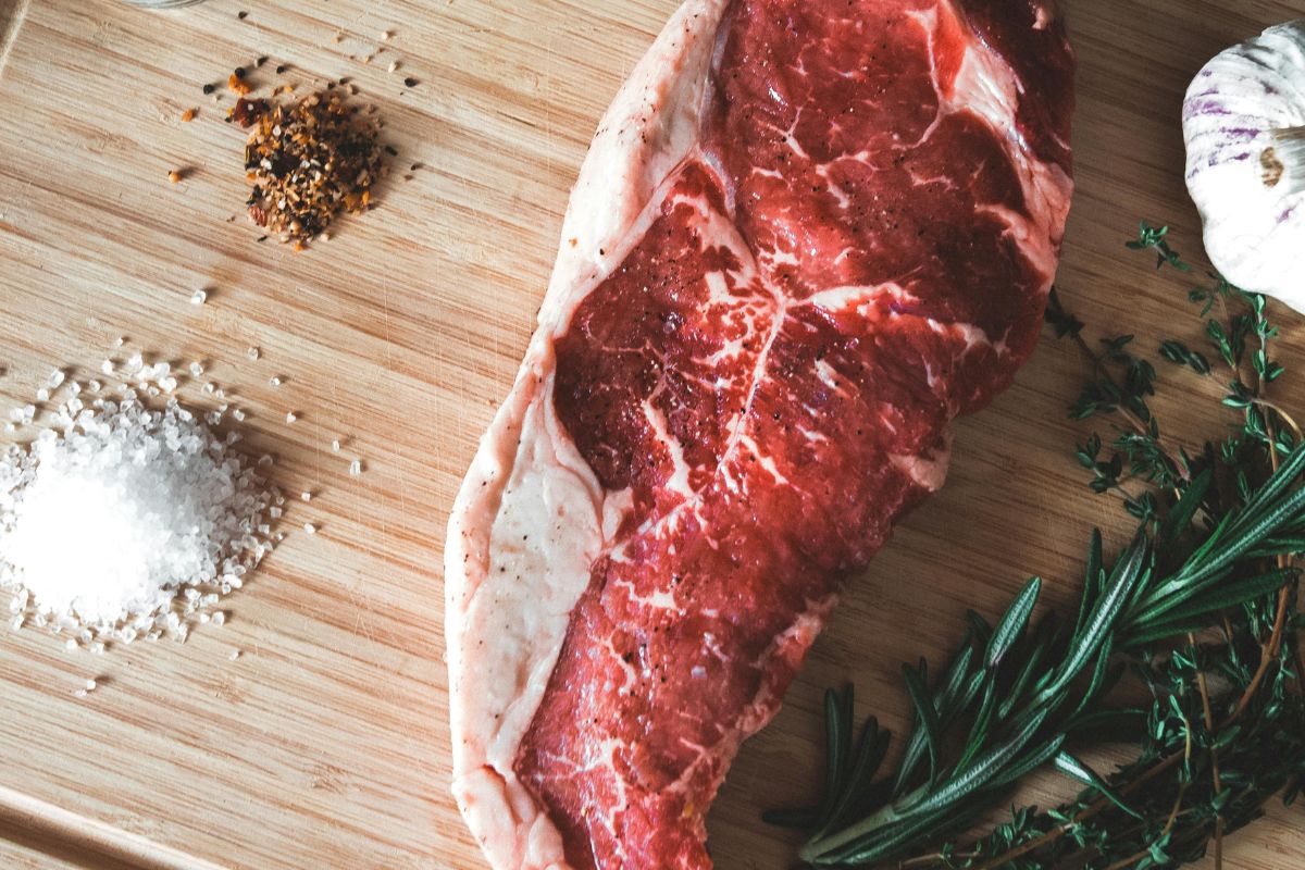 5 erros ao temperar carne para churrasco que est&atilde;o deixando tudo sem sabor sem voc&ecirc; perceber