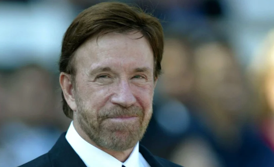 Chuck Norris passa mal no Hava&iacute; e &eacute; levado &agrave;s pressas ao hospital