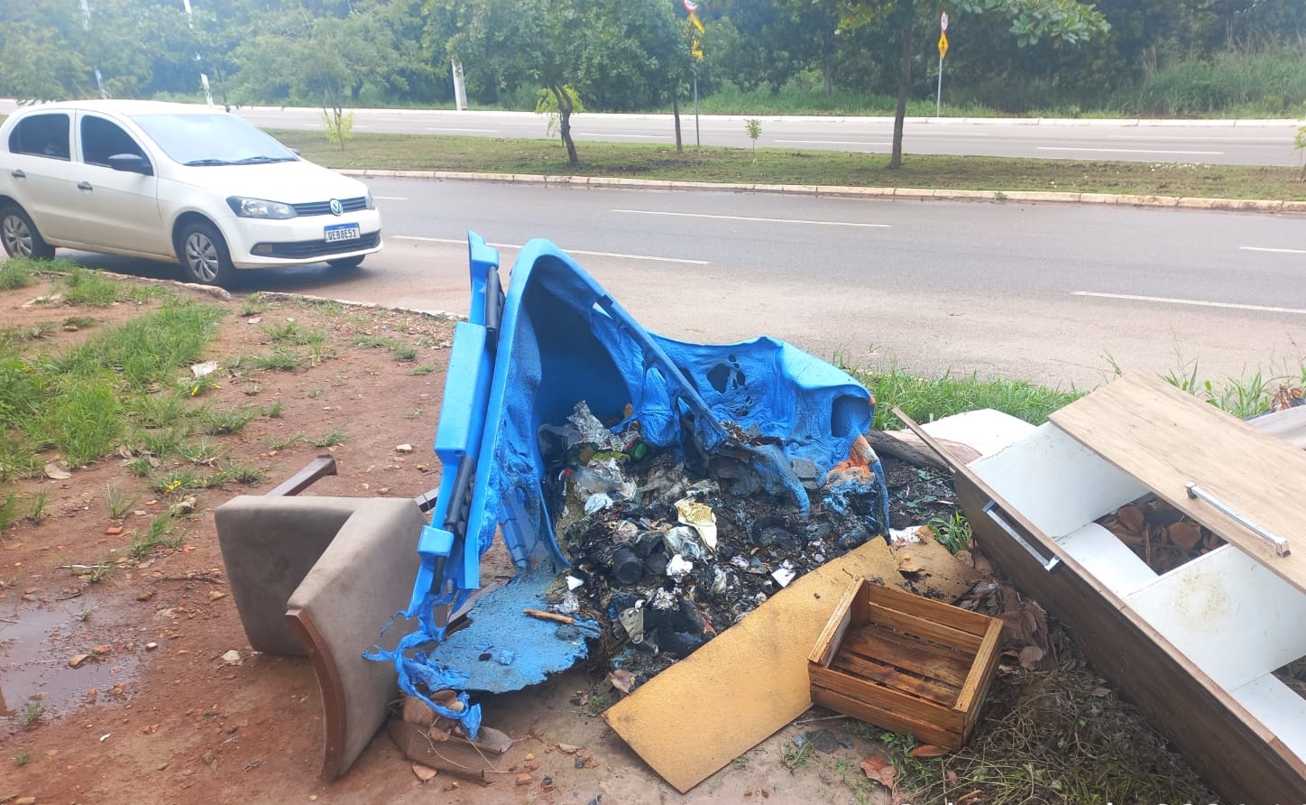 Cont&ecirc;iner p&uacute;blico &eacute; incendiado na Arse 71 e Prefeitura de Palmas alerta para preju&iacute;zos do vandalismo