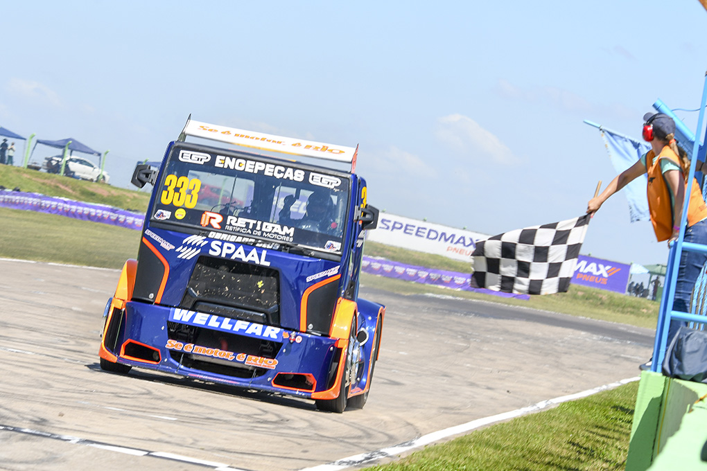 Douglas Torres vence em Santa Cruz do Sul e conquista primeira vit&oacute;ria na F&oacute;rmula Truck