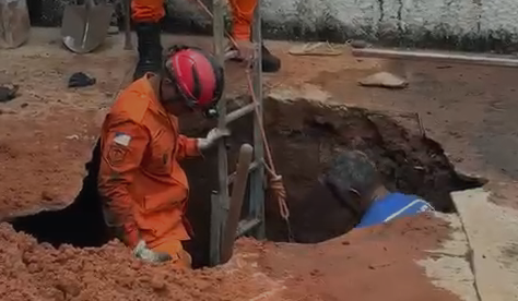 Fossa desaba e pedreiro fica soterrado durante obra em Aragua&iacute;na TO