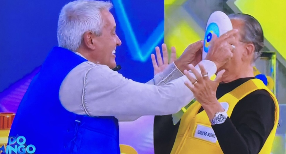 V&iacute;deo: Galv&atilde;o Bueno leva torta na cara no &ldquo;Domingo Legal&rdquo; e viraliza antes de estreia no SBT