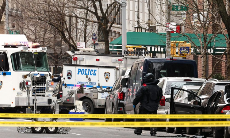 Explosivo improvisado &eacute; lan&ccedil;ado perto de protesto em Nova York e pol&iacute;cia prende dois suspeitos