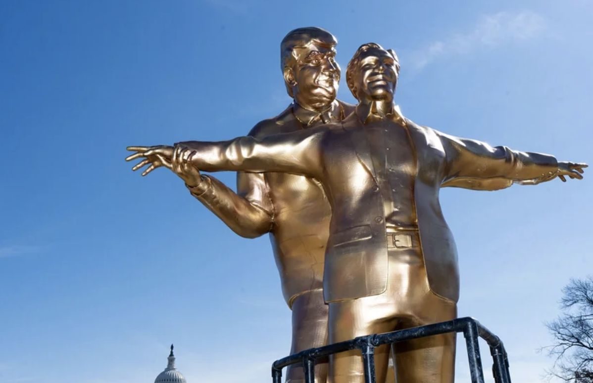 Est&aacute;tua de Trump e Epstein em pose de &lsquo;Titanic&rsquo; &eacute; instalada perto da Casa Branca