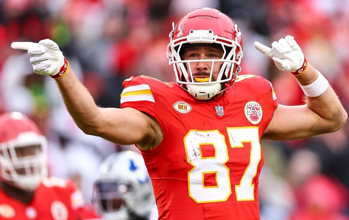 Travis Kelce renova com Chiefs e seguir&aacute; na NFL por mais uma temporada