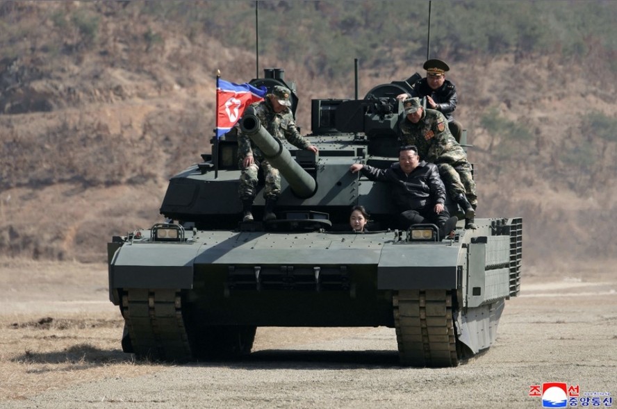 Kim Jong-un testa novo tanque de guerra ao lado da filha de 13 anos e chama aten&ccedil;&atilde;o mundial