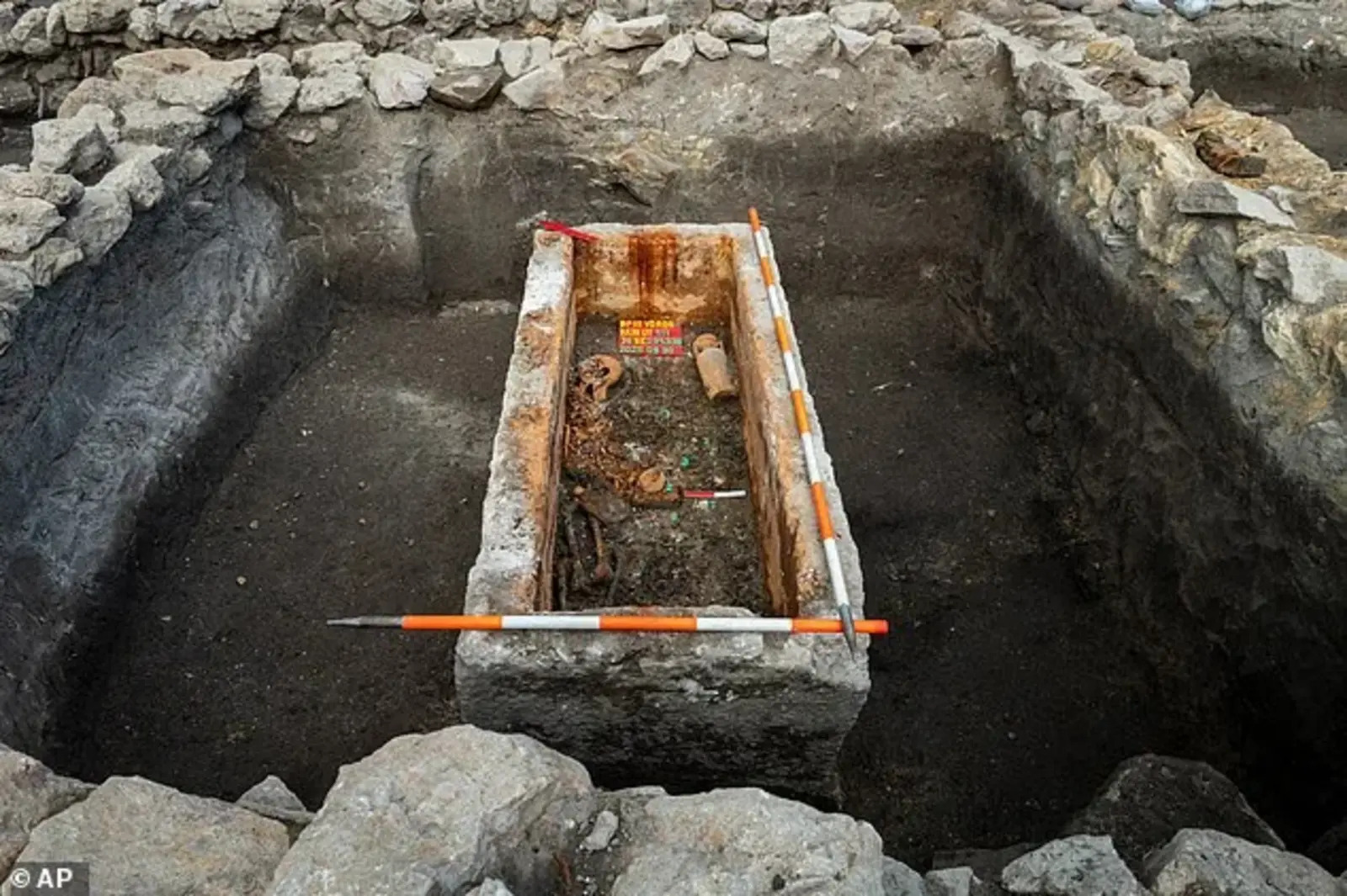 Sarc&oacute;fago romano fechado por 1.700 anos &eacute; aberto e revela jovem cercada por moedas e ouro