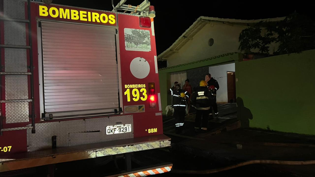 Inc&ecirc;ndio atinge carro em garagem de casa no Parque Primavera, em Gurupi TO