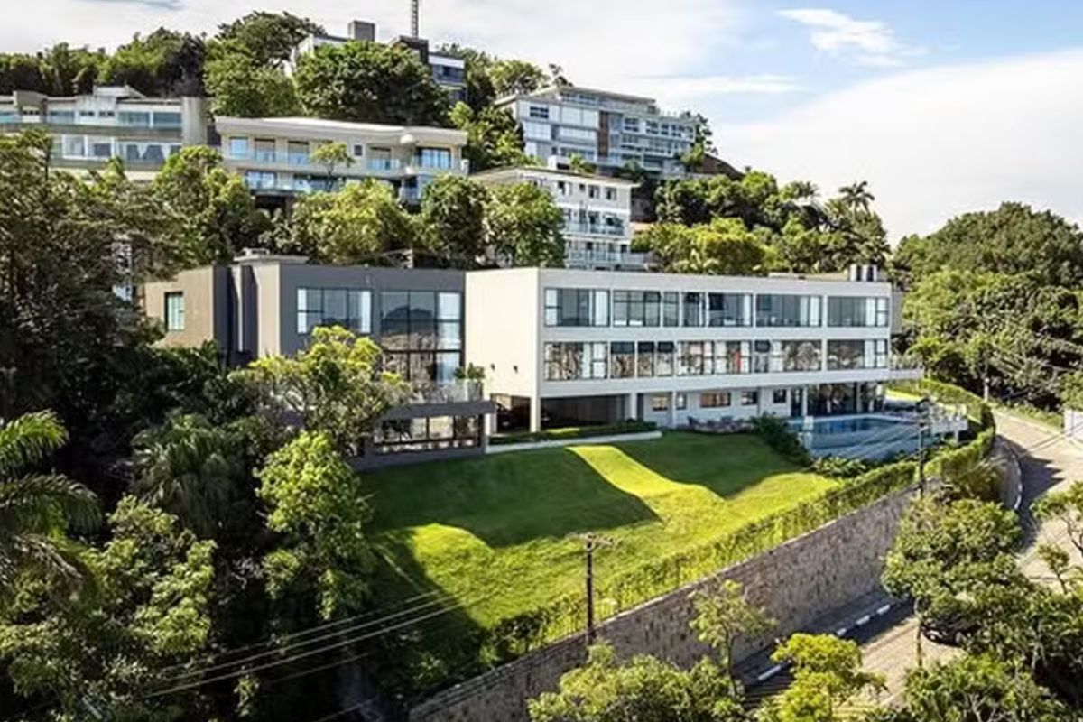 N&atilde;o &eacute; ostenta&ccedil;&atilde;o, nem exagero: o jogador que construiu uma mans&atilde;o avaliada em R$ 28 milh&otilde;es, com campo de futebol e luxo digno de hotel 5 estrelas