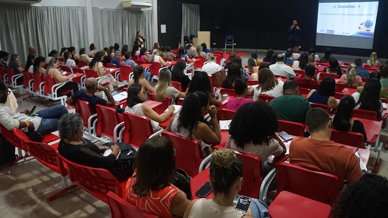 Prefeitura de Palmas realiza forma&ccedil;&atilde;o sobre busca ativa escolar para combater evas&atilde;o
