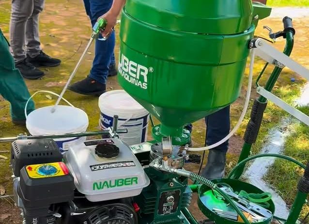 Prefeitura de Pugmil adquire m&aacute;quina para pintura de meios-fios