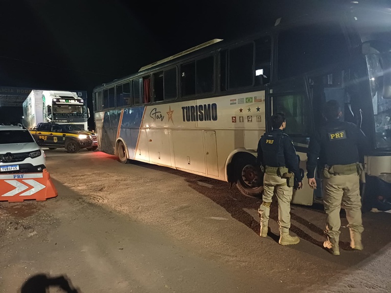 PRF flagra poss&iacute;vel trabalho an&aacute;logo &agrave; escravid&atilde;o na BR-153