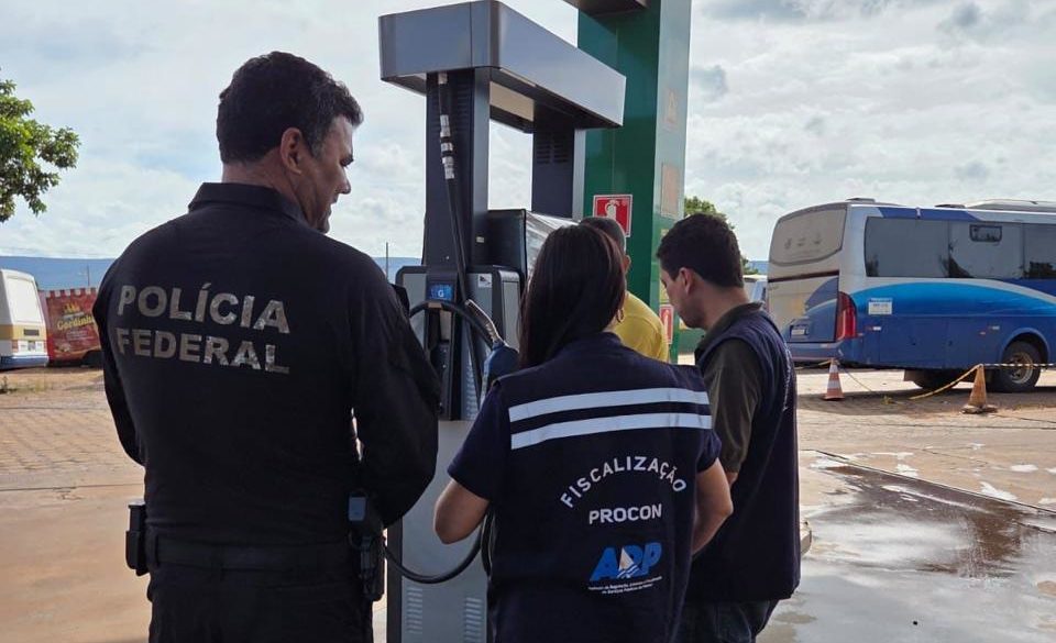 Procon fiscaliza postos de combust&iacute;veis e encontra irregularidades em Palmas