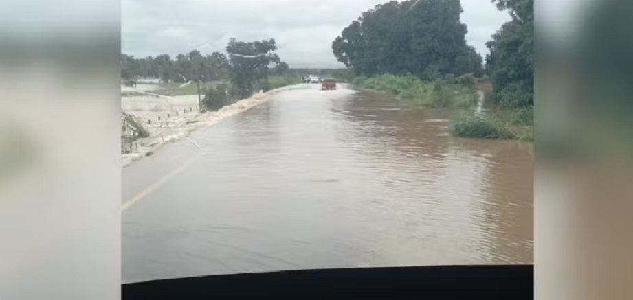 V&iacute;deo mostra motoristas enfrentando rodovia alagada ap&oacute;s c&oacute;rrego transbordar no Tocantins