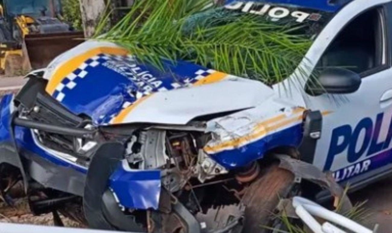 Viatura da PM bate em &aacute;rvore e deixa policiais feridos em Miracema