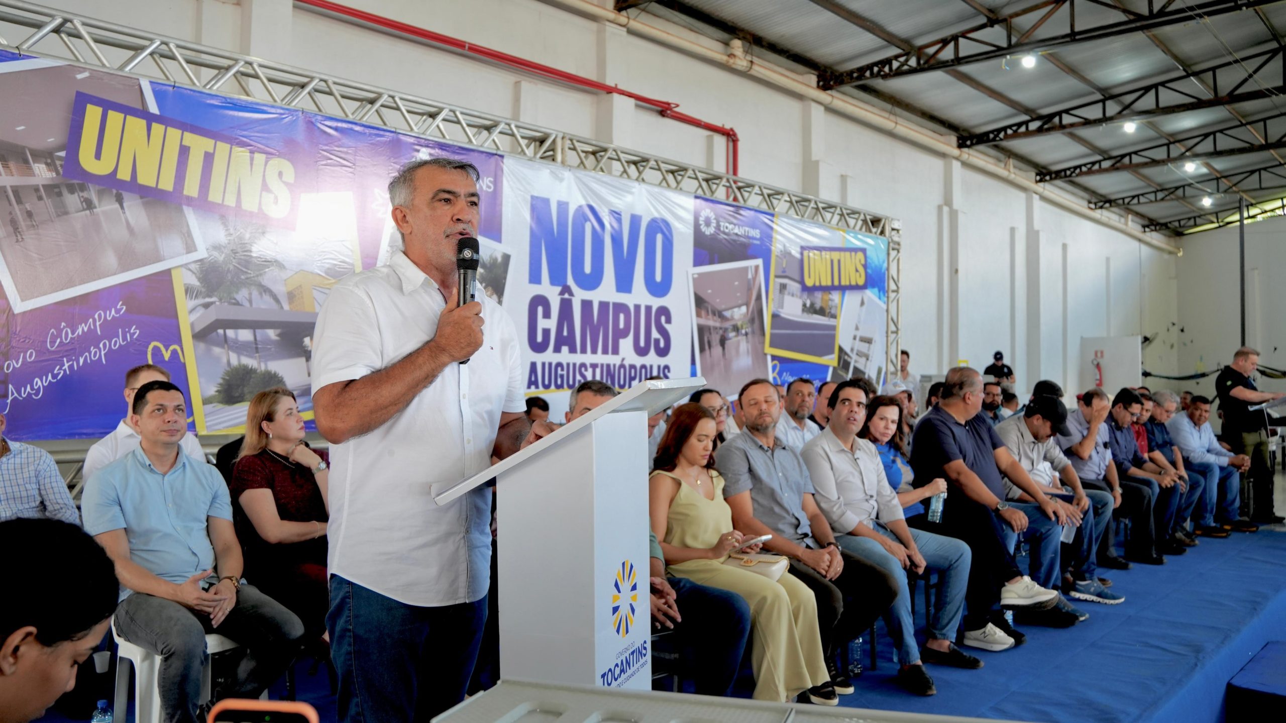 &ldquo;Estudei na ro&ccedil;a e n&atilde;o tive faculdade&rdquo;, diz Am&eacute;lio ao assinar obra da Unitins no Bico