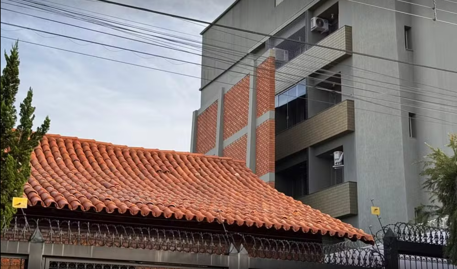 Constru&ccedil;&atilde;o inusitada viraliza: muro gigante divide opini&otilde;es nas redes