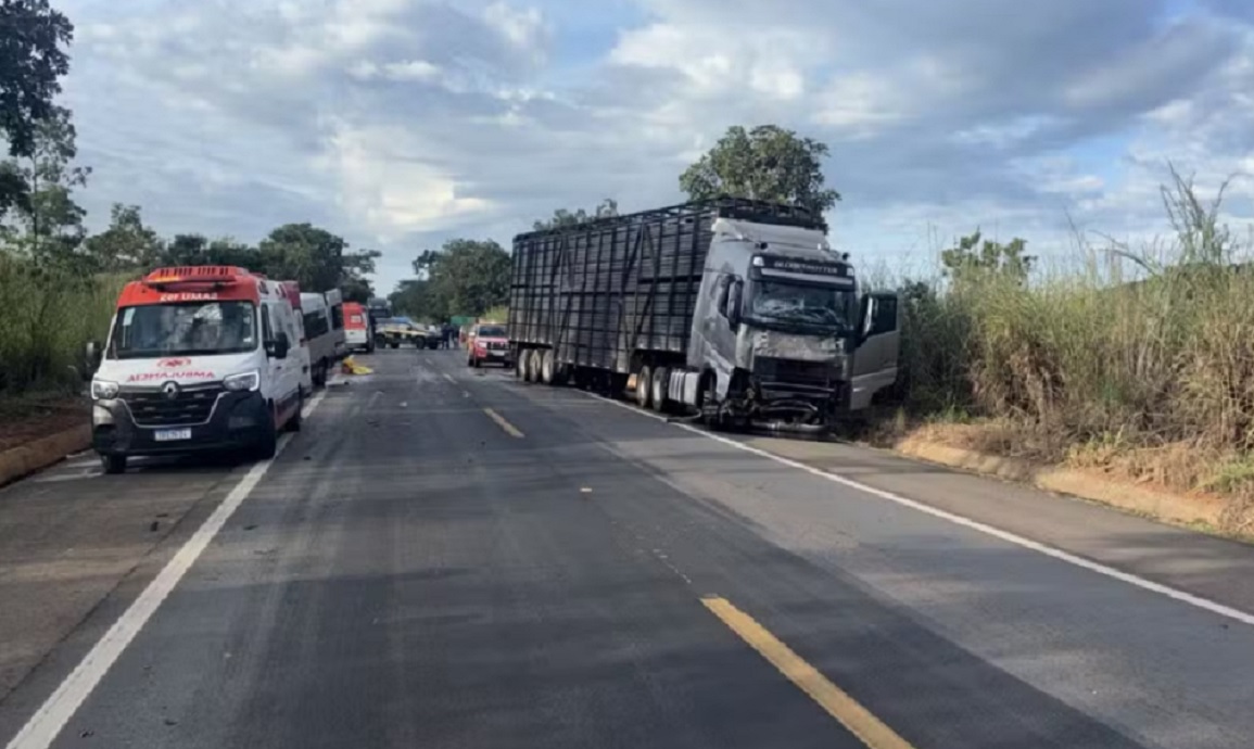 Oito pessoas morrem em grave acidente na BR-020 envolvendo van, caminhonete e caminh&atilde;o