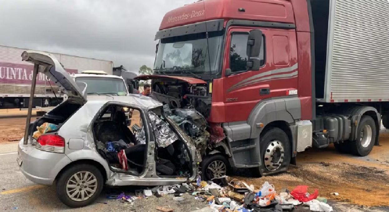 Trag&eacute;dia na BR-251: seis da mesma fam&iacute;lia morrem ap&oacute;s colis&atilde;o frontal com carreta