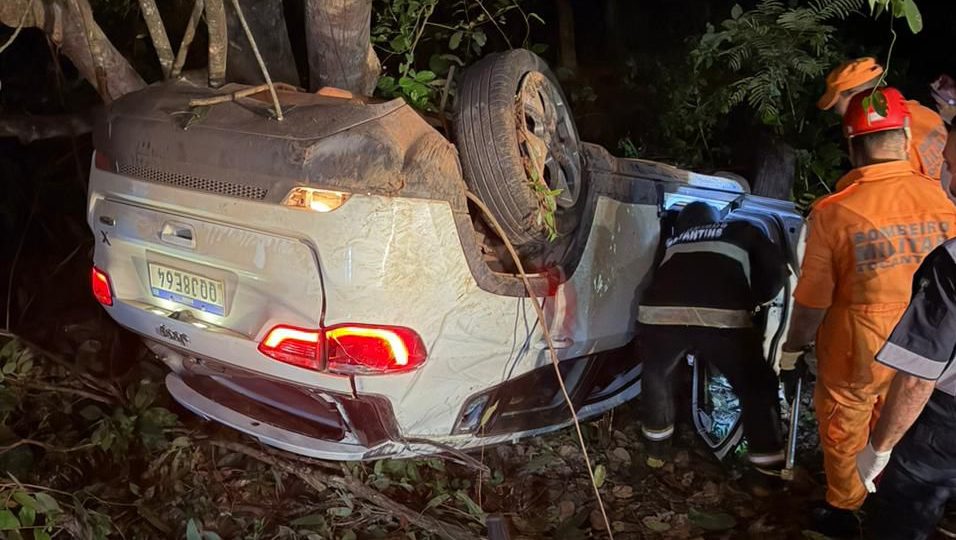 Carro capota na BR-010 e estado do motorista ap&oacute;s o acidente chama aten&ccedil;&atilde;o