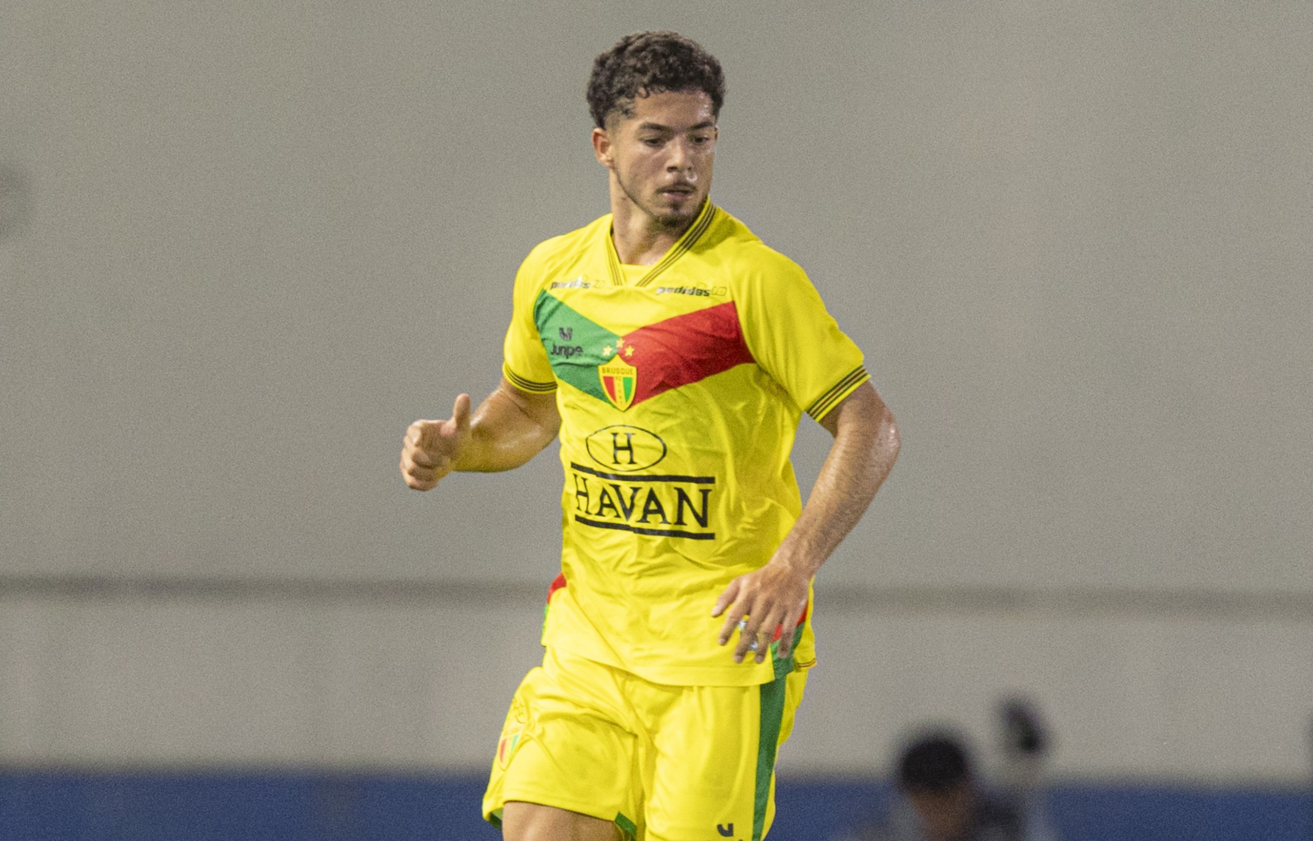 Adrianinho volta de les&atilde;o, brilha na estreia e comanda vit&oacute;ria do Brusque na S&eacute;rie C
