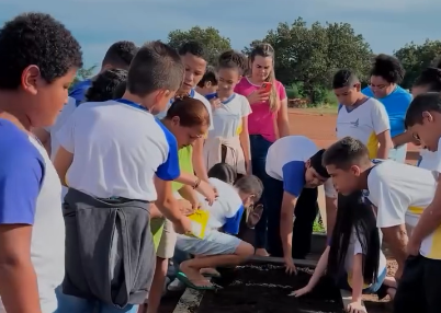 Alunos de Goianorte visitam viveiro e participam de plantio educativo