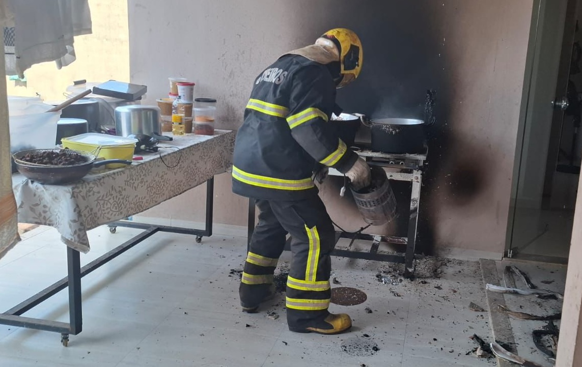 Inc&ecirc;ndio em botij&atilde;o de g&aacute;s &eacute; controlado pelo Corpo de Bombeiros em Aragua&iacute;na