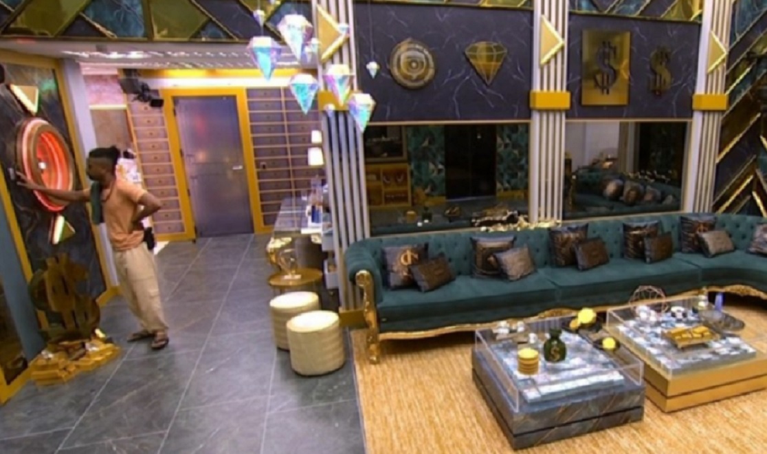 Vai sair? Boneco aciona bot&atilde;o de desist&ecirc;ncia e gera tens&atilde;o no BBB 26
