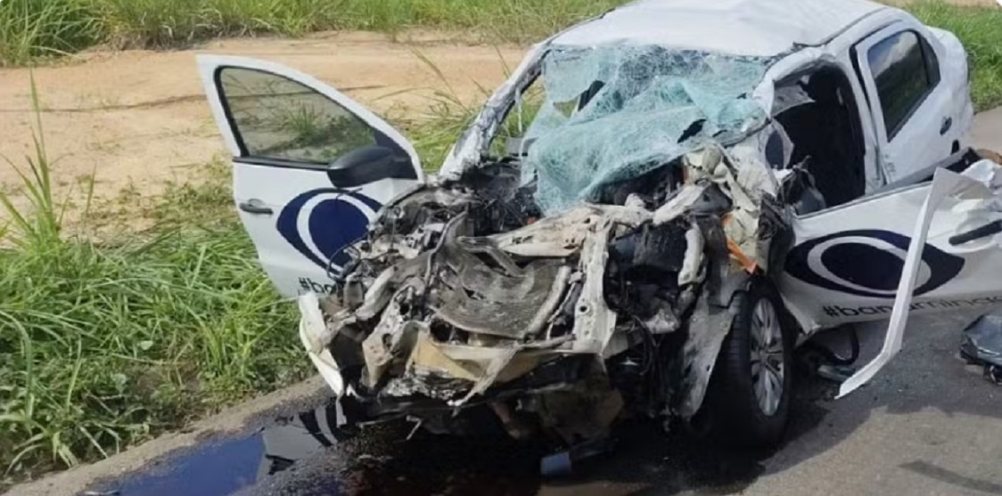 Grave acidente na BR-381: carro de emissora bate de frente com caminh&atilde;o e deixa um morto