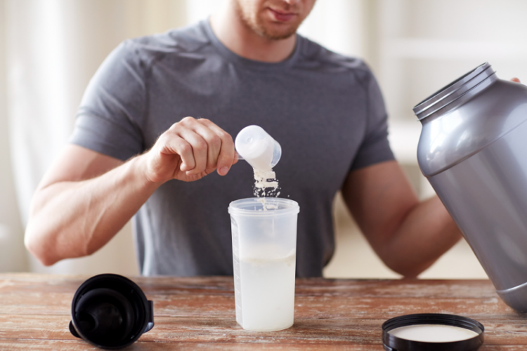 Nova recomenda&ccedil;&atilde;o de creatina muda consumo e acende alerta ap&oacute;s os 40