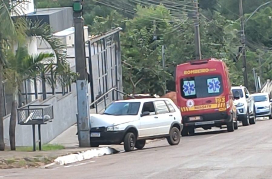 Carro colide contra poste em frente &agrave; delegacia em Para&iacute;so do Tocantins