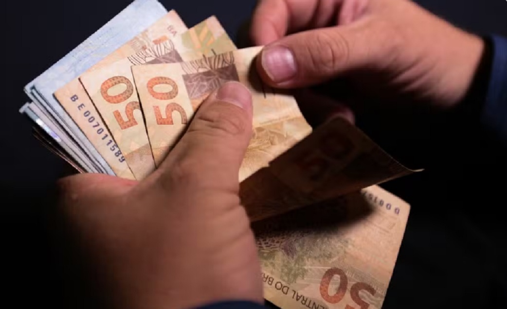 INSS come&ccedil;a a pagar 13&ordm; antecipado; veja quando o dinheiro cai na conta