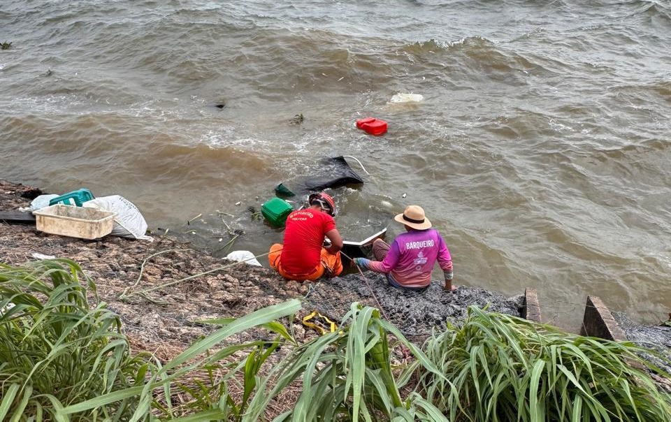 Embarca&ccedil;&atilde;o afunda no Lago de Palmas e mobiliza bombeiros