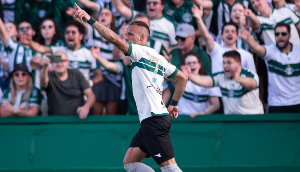 Coritiba vence e embala no Brasileir&atilde;o com brilho de Breno Lopes