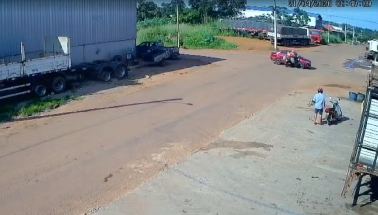 Motociclista &eacute; arremessado ap&oacute;s colis&atilde;o com carro em cruzamento de Gurupi TO
