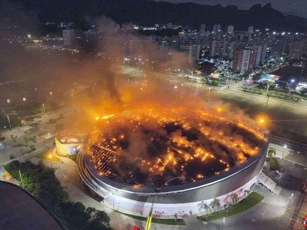 Inc&ecirc;ndio atinge Vel&oacute;dromo do Parque Ol&iacute;mpico no Rio e destr&oacute;i parte da cobertura