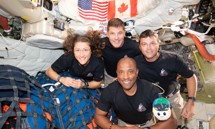 Astronautas da Artemis II retornam &agrave; Terra ap&oacute;s viagem hist&oacute;rica ao redor da Lua