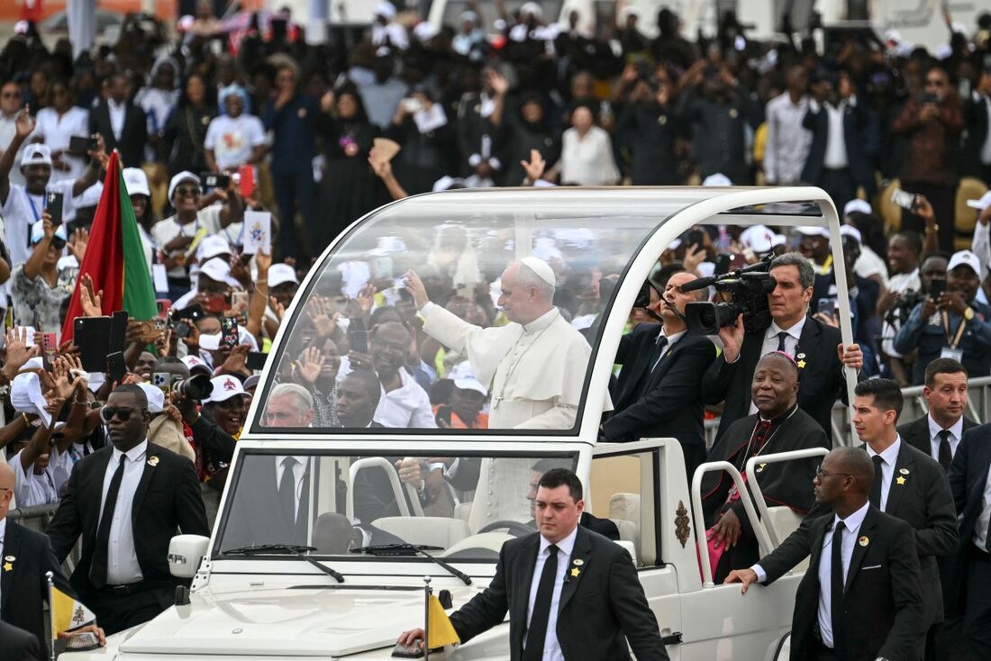 Papa re&uacute;ne 100 mil fi&eacute;is em missa em Angola e fala em &ldquo;olhar para o futuro com esperan&ccedil;a&rdquo;